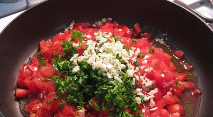 Si të bëni salcë domate në shtëpi