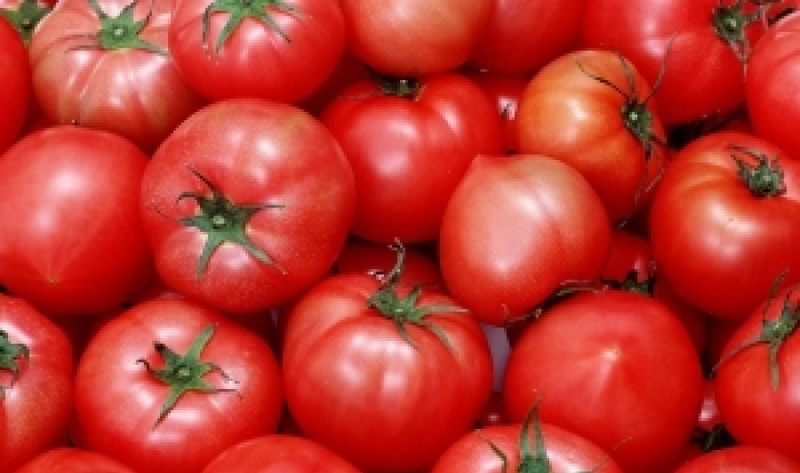Si të grumbulloni domate në kavanoza për dimër duke përdorur metoda të ftohta dhe të nxehta, dhe pse domatet 