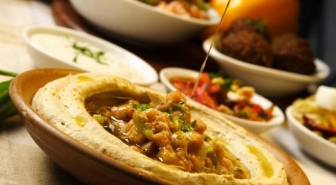 Hummus z ciecierzycy w domu, kalorie, korzyści i szkody