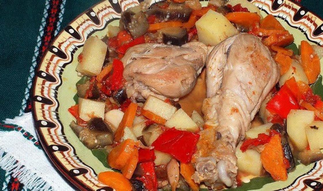 Курица тушеная с овощами. Цыпленок тушеный с овощами. Тушеная курица c овощами. Курица тушеная с овощами в кастрюле.