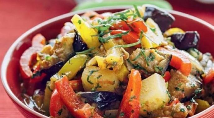 Rebusan sayur dengan zucchini, kentang, dan paprika